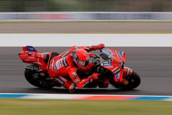 El piloto Marc Marquez participa este viernes, en un entrenamiento del Circuito de Termas de Rio Hondo en Santiago del Estero, Argentina.