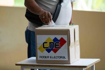 Fotografía del 30 de junio del 2024 de un hombre votando durante el simulacro electoral para las elecciones presidenciales, en Caracas (Venezuela). Venezuela se prepara para celebrar el domingo las elecciones más transcendentales de la última década en el país, en las que competirán por la Presidencia diez candidatos, entre los que se elegirá la continuidad del chavismo, en el poder desde hace 25 años, o un Gobierno de signo opuesto. EFE/ Miguel Gutiérrez