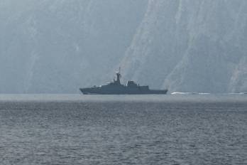 Una embarcación transita por el estrecho de Ormuz, por el golfo de Omán, el 1 de marzo de 2026.