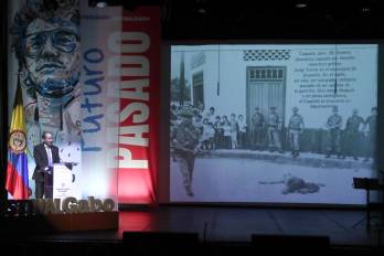 El director del periódico El Tiempo y representante de la Sociedad Interamericana de Prensa, Andrés Mompotes, habla en un acto de reconocimiento de responsabilidad internacional del Estado colombiano este viernes, en Bogotá (Colombia).