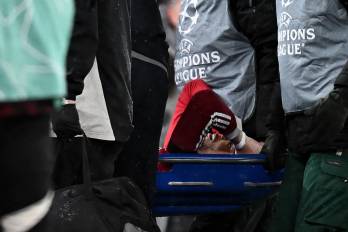 El delantero del Liverpool, Hugo Ekitike siendo retirado en camilla por lesión.