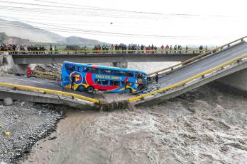 Fotografía difundida por la Agencia Andina de Perú del puente colapsado el viernes, en la carretera que une Lima con el megapuerto de Chancay (Perú).