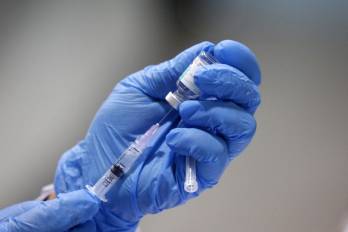 En la imagen de archivo, un sanitario prepara la vacuna contra el virus del papiloma humano en Indonesia.