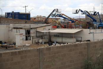 Fotografía que muestra un inmueble, donde fueron hallados cuerpos apilados sin incinerar en un crematorio este martes, en Ciudad Juárez, Chihuahua (México).