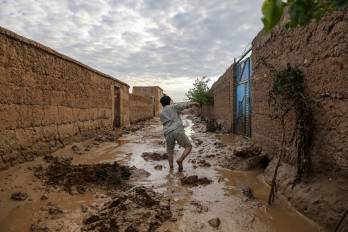 Un hombre examina las casas dañadas tras las inundaciones en la aldea de Shahrak Muhajireen en Baghlan, Afganistán, el 12 de mayo de 2024.