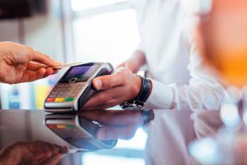 El historial muestra el estado de pagos, saldos de tarjetas de crédito, préstamos, hipotecas y servicios, y otros.