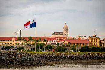 La bandera panameña ondea como símbolo de unidad, memoria y esperanza compartida.