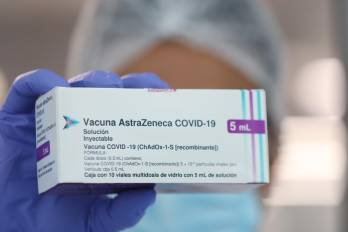 Una persona muestra un envase de la vacuna AstraZeneca para combatir la covid-19.