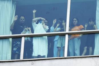 Familias con bebés, niños y adultos se asomaban poco a poco a las ventanas de los otros cuartos del hotel.