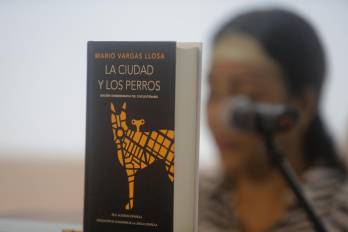 Detalle de una edición de 'La Ciudad y los Perros', novela emblemática de Mario Vargas Llosa, durante una lectura continuada de esta obra, con motivo del Día Internacional del Libro, este miércoles, 23 de abril, en el Centro Cultural de España en la Ciudad de Panamá (Panamá).