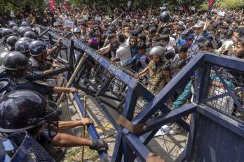 Manifestantes nepalíes se enfrentan a la policía frente al Parlamento este lunes, en Katmandú.