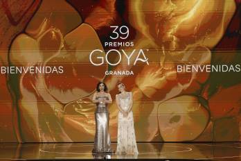 GRANADA.- Las actrices Maribel Verdú (i) y Leonor Watling durante la gala de la 39 edición de los Premios Goya de la Academia de Cine en el Palacio de Congresos y Exposiciones de Granada.
