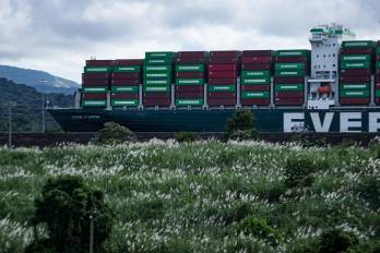 Un buque de portacontenedores pasando por el Canal de Panamá por las esclusas de Miraflores y Cocoli.