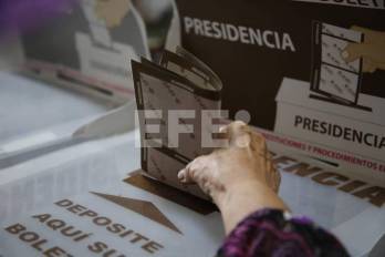 Una mujer vota en las elecciones generales mexicanas este domingo, en un colegio electoral en la ciudad de Guadalajara en Jalisco (México).