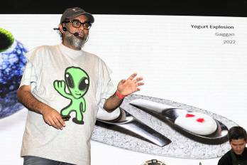 El chef Gaggan Anand de Tailandia habla en la inauguración del Foro Gastronómico Internacional este martes, en Bogotá