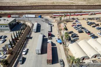 Llegada de camiones a la frontera de Estados Unidos y México, en la zona de Tijuana, Baja California.