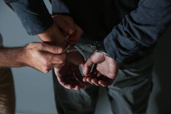 Durante los operativos, las autoridades ubicaron armas de distintos tipos, documentos y equipos tecnológicos que estarían relacionados con la investigación.