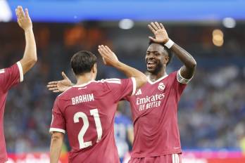 El delantero del Real Madrid Brahim Díaz (izq.) celebra con Vinícius Jr. su gol ante el Deportivo La Coruña.