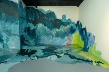 Mural al fondo de la galería Mateo Sariel.