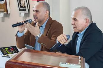 Alcides Fuentes (izquierda) y Roberto Fuentes (derecha) durante la presentación del libro Rasgos de la etnomusicología panameña durante el Festival Lean.