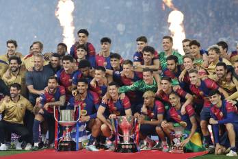 Los jugadores del Barcelona celebran el título de Liga, de Copa del Rey y de Supercopa de España.