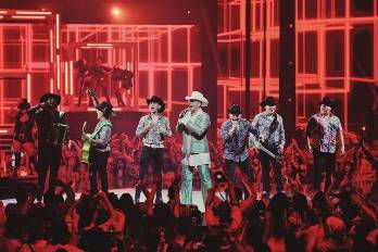 Grupo Firme celebra su triunfo en los Premios Juventud 2025 al ganar con “El beneficio de la duda” en la categoría Mejor Canción Banda Música Mexicana.