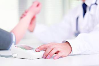 Para la doctora Lisenith Almenjor, el hecho de que estas enfermedades estén apareciendo a edades más tempranas está relacionado con una mayor exposición a factores de riesgo desde la juventud.