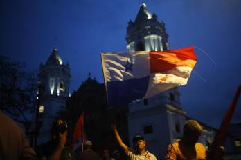 Un hombre sostiene una bandera durante una protesta contra la ley del seguro social y el acuerdo de seguridad con Estados Unidos este viernes, en Ciudad de Panamá (Panamá).