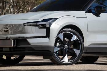 Imagen ilustrativa donde se muestra una modelo Volvo EX30. Acodeco pide no superar el 70 % de almacenamiento de energía. Inspección y reemplazo de la batería será gratuito.