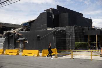 Una persona camina frente a uno de los accesos a la discoteca Jet Set este viernes, en Santo Domingo (República Dominicana).