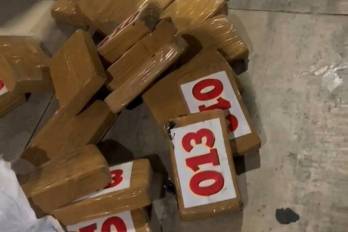 De acuerdo con las autoridades, durante la inspección del vehículo fueron ubicados los paquetes que contenían la presunta sustancia ilícita.