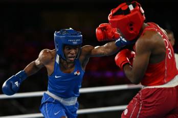 La boxeadora Atheyna Bylon durante su conflicto contra Cindy Djankeu.