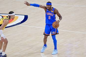 El escolta de los Oklahoma City Thunder Shai Gilgeous-Alexander (der.), en acción contra el escolta de los Indiana Pacers, Andrew Nembhard durante el segundo partido de las Finales de la NBA.