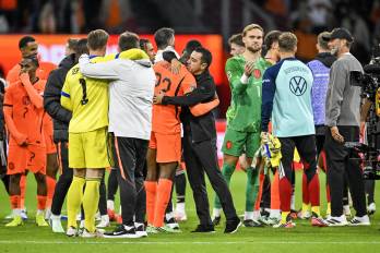 Jugadores de las selecciones de Países Bajos y Alemania se saludan tras el partido.