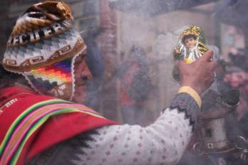 Un sacerdote aimara o 'amauta' sostiene una imagen del niño Jesús durante la misa de Reyes este lunes, en La Paz (Bolivia).
