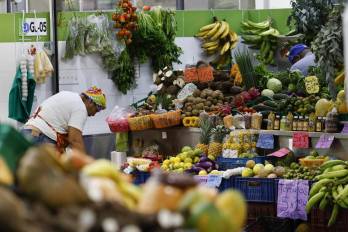 Una persona trabaja en un puesto de alimentos este martes, en el mercado de abastos en La Chorrera, Ciudad de Panamá (Panamá). EFE/ Bienvenido Velasco