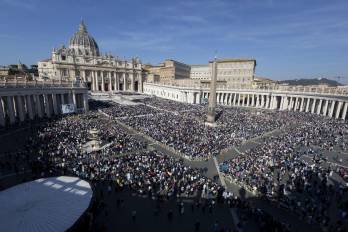 Miles de fieles asisten a la misa de canonización de siete nuevos santos, entre ellos los venezolanos José Gregorio Hernández, médico laico, y Carmen Rendiles, religiosa, los primeros de Venezuela, celebrada por el papa León XIV en la Plaza de San Pedro, en el Vaticano, el 19 de octubre de 2025.