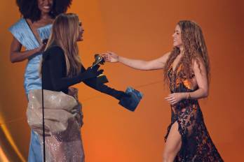 Shakira acepta el premio al Mejor Álbum Pop Latino por “Las Mujeres Ya No Lloran” de manos de Jennifer López.