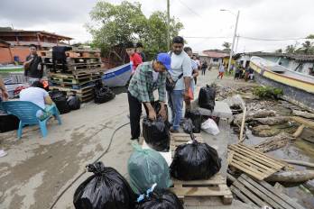 Migrantes venezolanos esperan embarcaciones con destino al municipio colombiano de Necoclí este jueves, en el poblado Palenque, en la provincia de Colón.