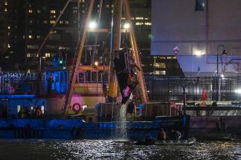 Organismos de emergencia retiran del agua los restos de un helicóptero accidentado este jueves, en el Río Hudson en Nueva York (Estados Unidos).
