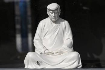 escultura del presidente electo de Estados Unidos, Donald Trump, en una pose que evoca a Buda.