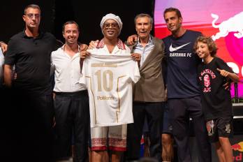 Ronaldinho posa con la camiseta del Ravenna durante el acto de presentación.