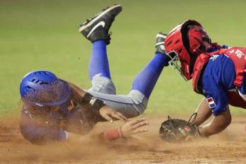 Josué Collado (d) receptor de R. Dominicana deja fuera de juego a Carlos Rojas de Venezuela este sábado, en la final de la primera de la Serie del Caribe Kids en el estadio Juan Demóstenes Arosemena en la Ciudad de Panamá.