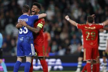 Andrés Andrade celebrando el histórico triunfo del LASK en la Champions League.