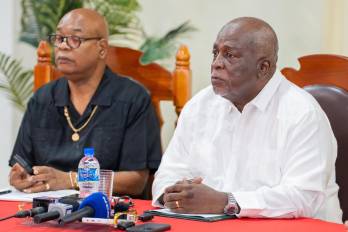 En el orden usual: El ministro de Obras Públicas de Guyana, Juan Edghill (i) junto al primer ministro de Guyana, Mark Philips (d), participa en una reunión en Georgetown (Guyana).
