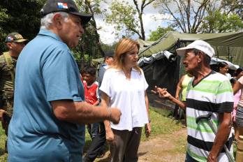 El presidente de la República, José Raúl Mulino, junto a la primera dama, Maricel Cohen de Mulino conversa con familias albergadas en la comunidad de Carrizal, en el distrito de Soná