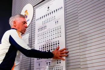 El técnico del Real Madrid, Carlo Ancelotti, sale de la sala después de ofrecer una rueda de prensa.