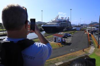 Un crucero de lujo de la línea “Le Bellot” transita por las esclusas de Miraflores del Canal de Panamá.