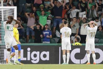 Los jugadores del Elche, durante el partido en el que descendieron a Segunda División.
