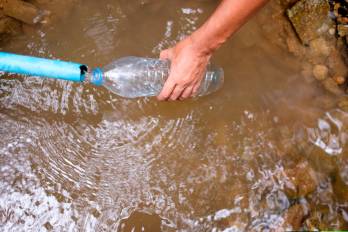 La reutilización de los envases de plástico conlleva una contaminación bacteriana.